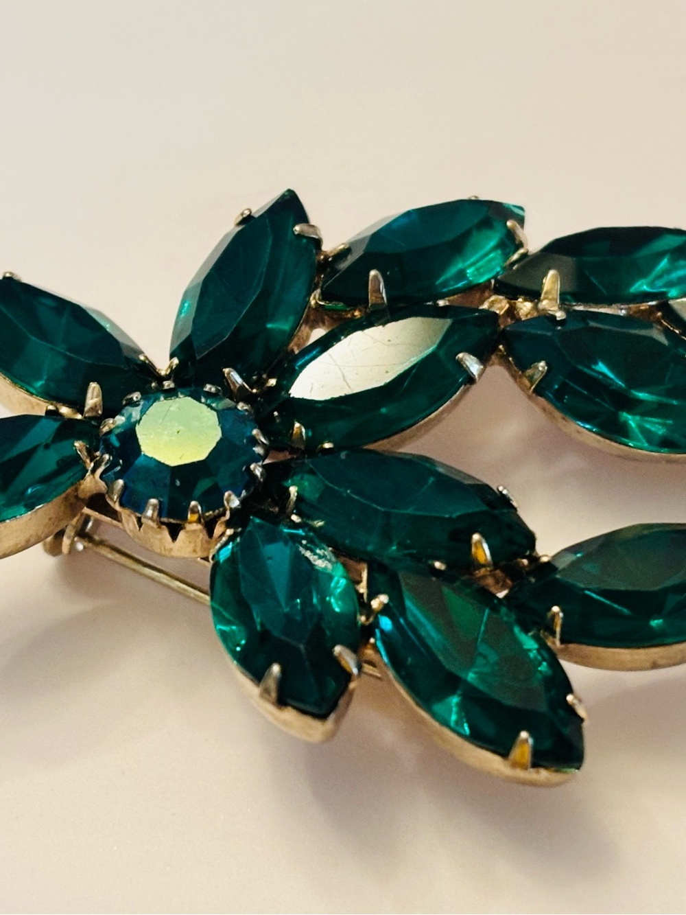 Vintage Emerald Green Juliana Crystal Floral Brooch in Gold-Tone Setting
